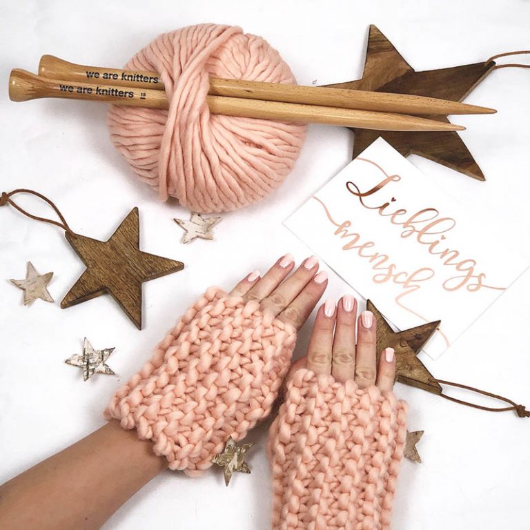 Quick and easy knitting pattern for chunky arm warmers TheKnitStitch