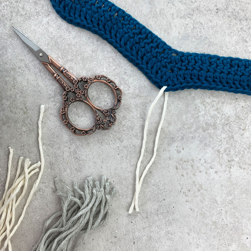 Attach the yarn to the middle of the necklace