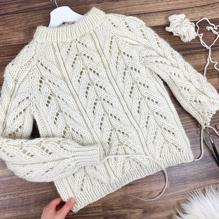 Model cable knit sweater cb12-18 - free knitting pattern - Cheval blanc